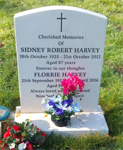 Photo of the grave of (FLO) FLORRIE HARVEY (née DUNSTAN)